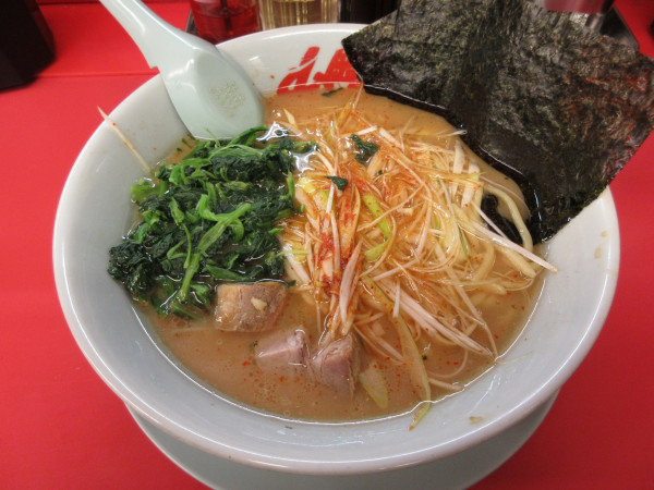 「醤油ピリ辛ネギラーメン（８４０円）＋ほうれん草８０円」@ラーメン山岡家 阿見店の写真