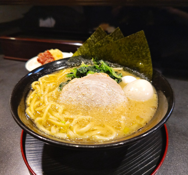「味玉らーめん+ほうれん草+半ライス」@横浜家系 だるま家の写真