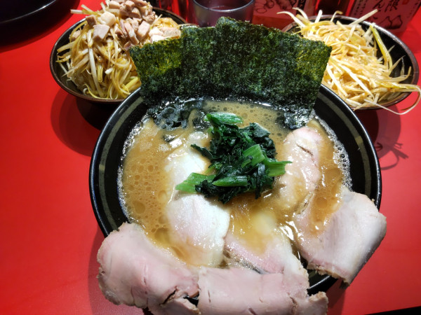 「チャーシューメン(3枚)＋ネギ､ネギ丼」@家系ラーメン 王道乃印 新橋店の写真
