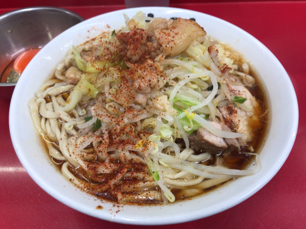 「小ラーメン(ニンニクアブラカラメ一味唐辛子)+生たまご1050円」@ラーメン二郎 越谷店の写真