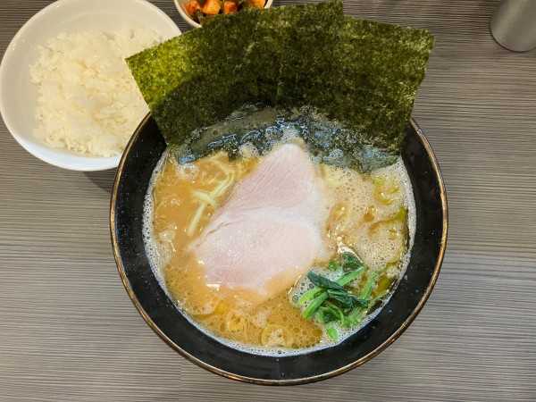 「ラーメン+裏ガッパ+中ライス」@横浜ラーメン 裏武蔵家 西千葉本店の写真