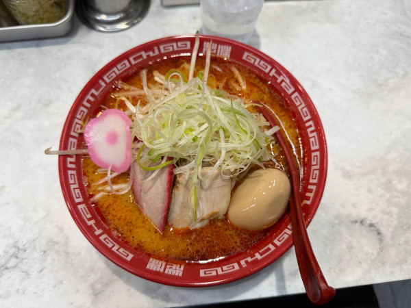 「辛味噌ラーメン(札幌風縮れ麺 )1050円＋開店記念無料味玉」@MISO HANAMICHI 三田店の写真