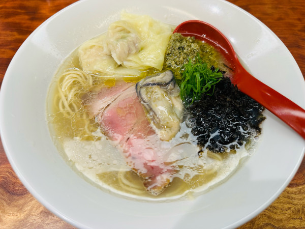 「牡蠣そば 1,500円 肉ワンタン 270円」@三馬路 東京店の写真