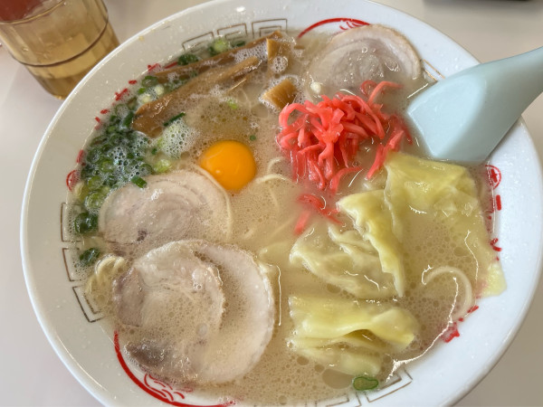 「ワンタンメン生卵」@丸幸ラーメンセンター 基山店の写真