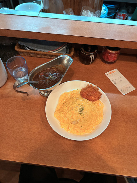 「オムライス風キーマカレー（小辛）、カニクリームコロッケ」@ジンコックの写真