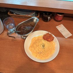 オムライス風キーマカレー（小辛）、カニクリームコロッケ