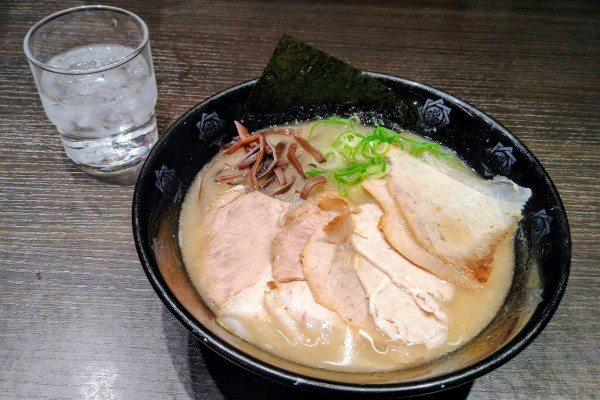 「チャーシュー麺」@とんこつらーめん俺式 純 東京ラーメンストリート店の写真