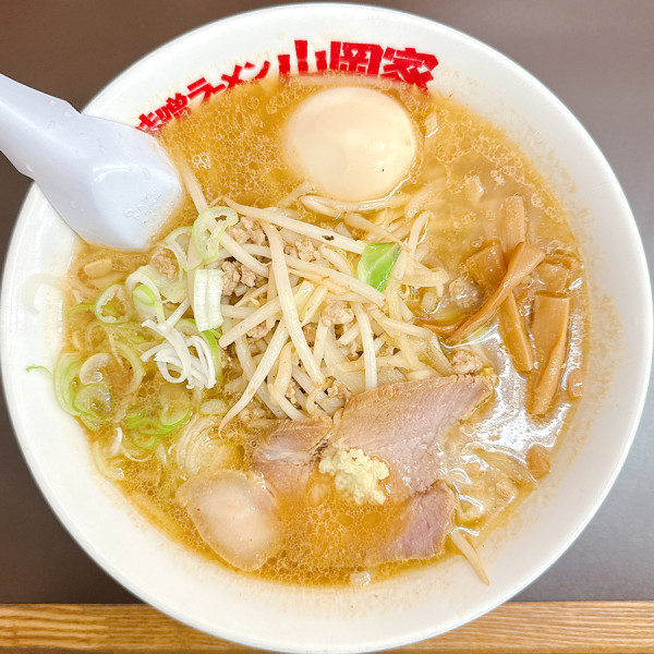 「札幌味噌ラーメン＋味玉」@味噌ラーメン 山岡家 すすきの店の写真