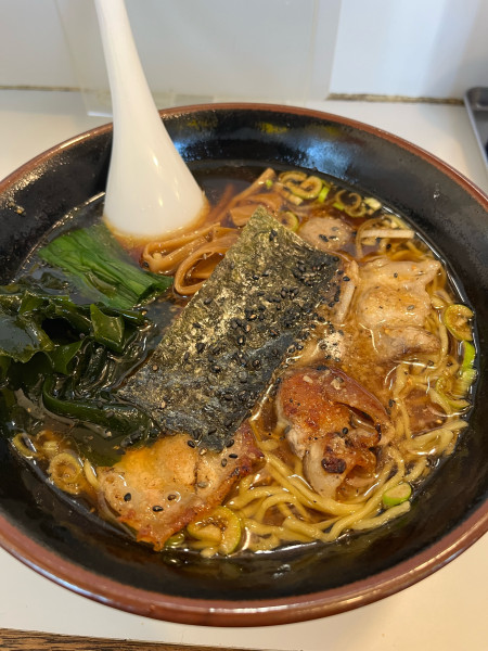 「ポークラーメン(1030円)+半餃子(300円)」@手もみらぁめん 十八番の写真