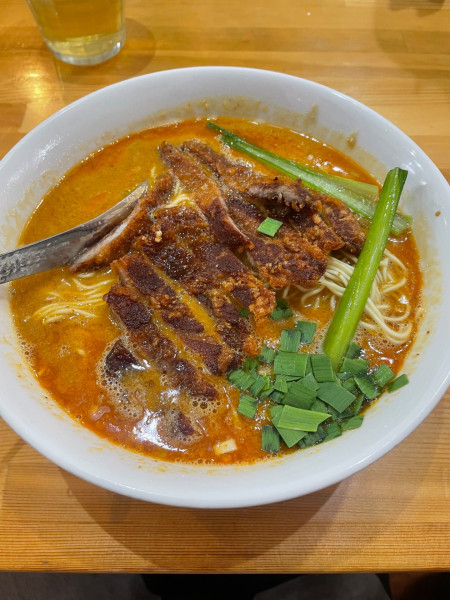 「排骨担々麺（大盛・ホット）」@東京担担麺本舗 瀬佐味亭 虎の門店の写真