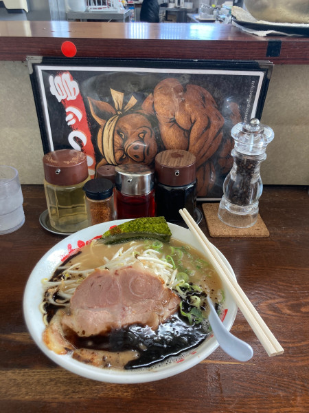 「黒豚骨醤油ラーメン870円　豚まんま400円」@なんつッ亭 秦野本店の写真