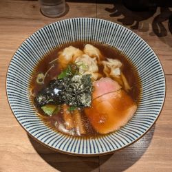 黒旨にこにこワンタン麺（半麺、1050円）