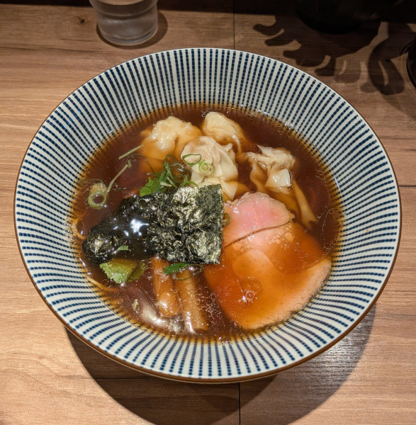 「黒旨にこにこワンタン麺（半麺、1050円）」@中華soba いそべの写真