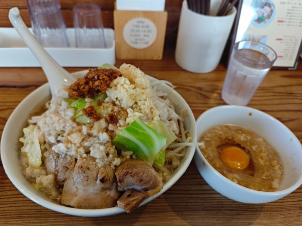 「豚そば 大盛 黒アブラ生卵」@ラーメン ろたすの写真