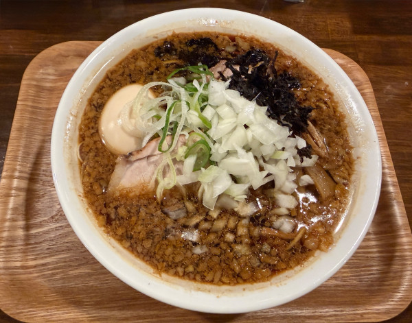 「特製背脂煮干しブラックそば1350円」@Yo-shoku OKADAの写真