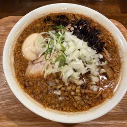 特製背脂煮干しブラックそば1350円