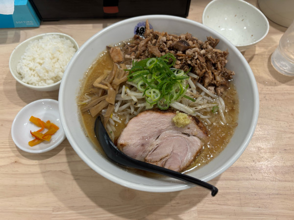 「味噌ラーメン（1150）大盛（200）もやし（170）コマ肉（1」@ラーメン郷の写真
