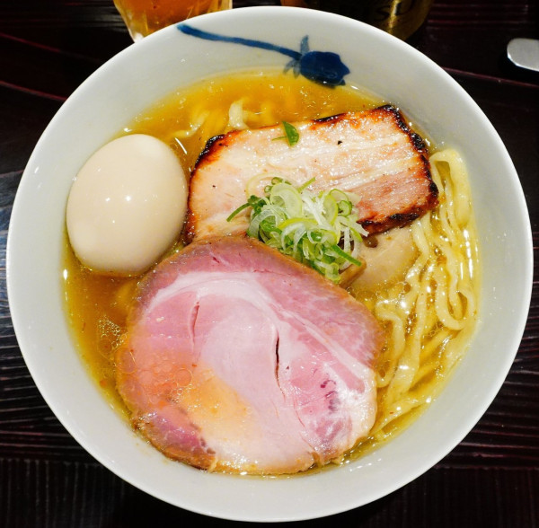 「塩（中太手もみ麺）＋味玉＋エビスビール（中瓶）」@麺 みつヰの写真