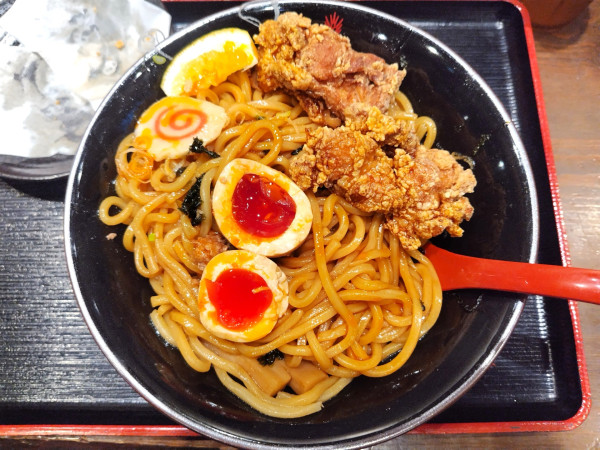 「唐揚げ復刻油そば 味付け卵 1300円」@三田製麺所 阿佐ヶ谷店の写真