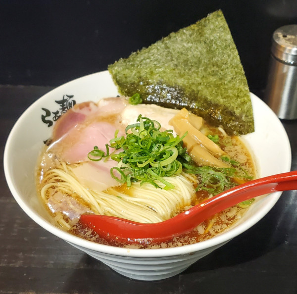 「限定煮干しベース鶏、豚、鰹節、鰤鰤、中華そば」@らぁ麺すみれ堂の写真