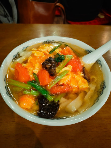 「トマトと卵の刀削麺」@屋台風中華茶房 香香飯店 三島店の写真