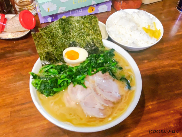 「大盛チャーシューメン（ほうれん草＋味付玉子）」@洞くつ家の写真