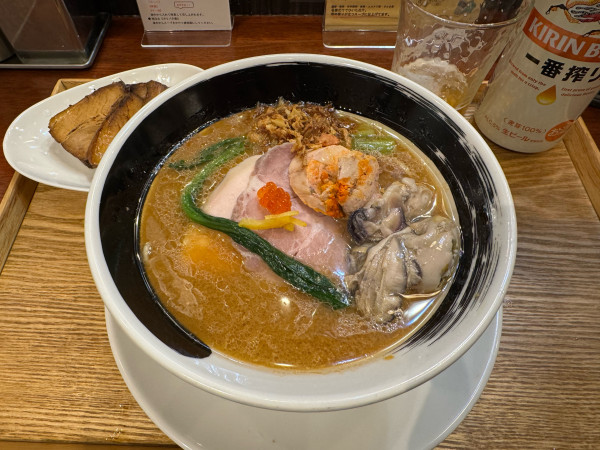 「牡蠣とあん肝の赤味噌そば+煮豚チャーシュー」@麺処しろくろの写真