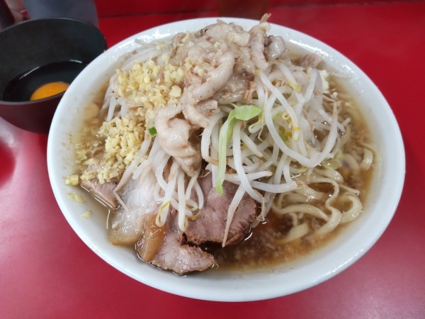 「小 (250g) ＋生たまご」@ラーメン二郎 大宮公園駅前店の写真