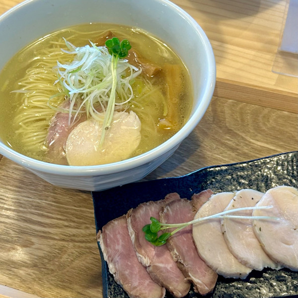 「鶏塩らぁ麺＋別皿チャーシュー（MIX豚・鶏3枚ずつ）」@MENYA TOMOSHIBIの写真