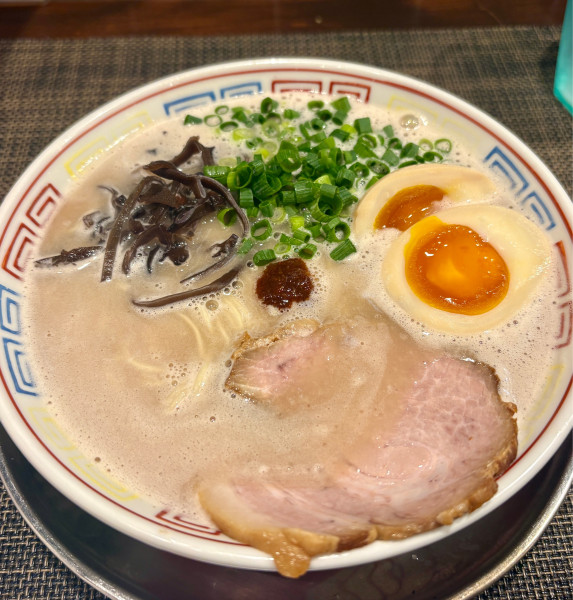 「豚骨ラーメン味玉入り＋替玉」@麺屋とんぼの写真
