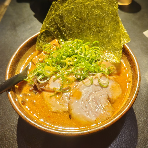 「特製炙りラーメン 辛味噌」@真武咲弥 渋谷店の写真