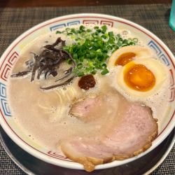 豚骨ラーメン味玉入り＋替玉