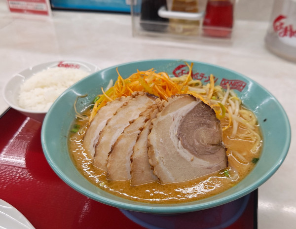 「ネギ味噌チャーシュー（￥1,610）+追加半ライス（￥50）」@くるまやラーメン 宇喜田店の写真