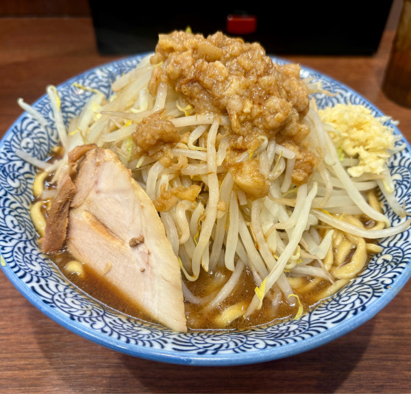 「ラーメン小（豚1枚、ニンニク少し、アブラマシ、味濃いめ）」@ラーメン 川越田田の写真