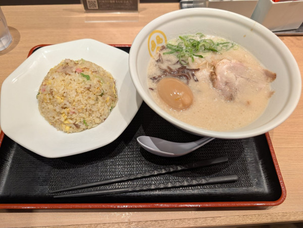 「豚骨ラーメンチャーハンセット」@TOKYO 豚骨 BASE MADE by 一風堂 神田店の写真