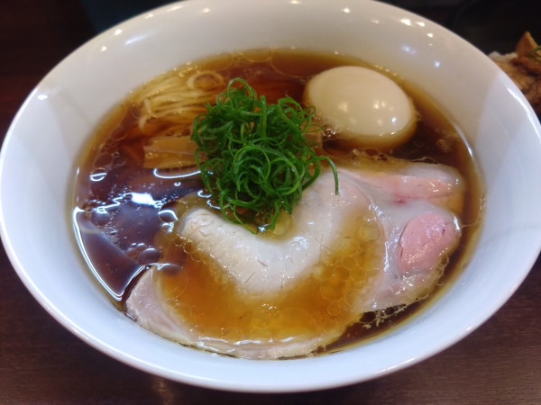 「醤油ラーメン＋味玉」@とものもとの写真