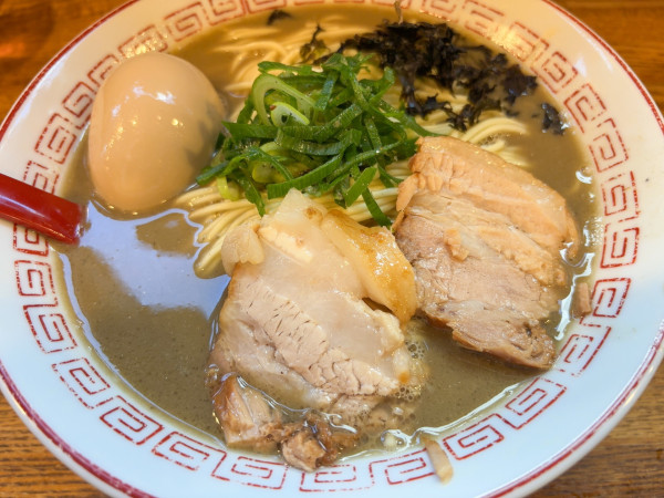 「濃厚煮干そば 中 (+味玉、玉ねぎ抜き)」@煮干中華そば専門 煮干丸の写真