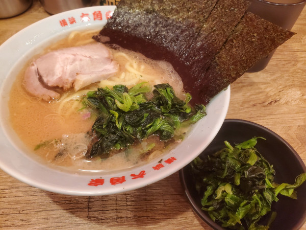 「ラーメン＋ほうれん草」@ラーメン 六角家の写真