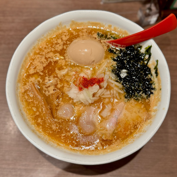「【冬季限定】煮干し味噌ラーメン（1,100円）煮卵（クーポン）」@麺也 オールウェイズの写真