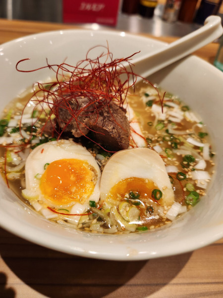 「伊達の炙り牛タンネギ塩そば➕味玉」@麺屋政宗の写真