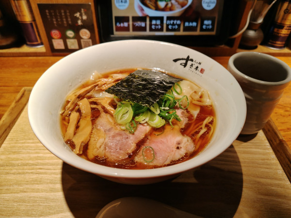 「醤油ワンタンらぁ麺¥1500」@らぁ麺すぎ本 丸の内店の写真
