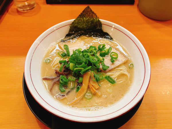 「博多豚骨らーめん」@らーめん雪松 西尾店の写真