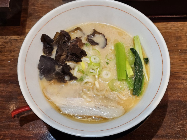 「豚骨ラーメン　950円」@麺屋ビギナーの写真
