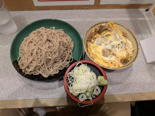 「牛とじ丼セット＋大盛り」@甲斐そばの写真