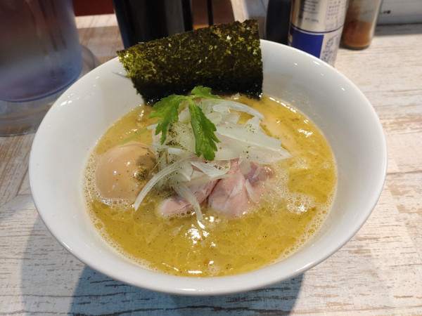 「気まぐれ限定　飛騨山椒と地鶏の白湯＋味玉」@中華そば 四つ葉の写真