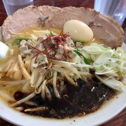 味噌とんこつ黒マ～(950円)+トッピング焼豚+α