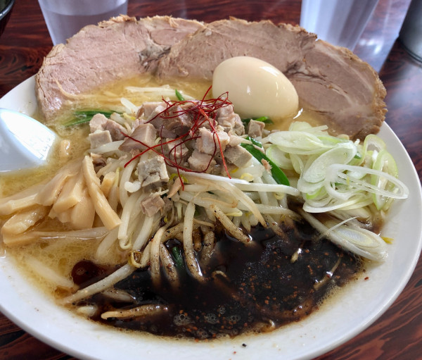 「味噌とんこつ黒マ～(950円)+トッピング焼豚+α」@麺屋結うの写真