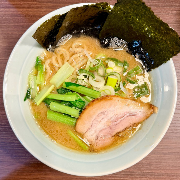 「醤油豚骨ラーメン」@横浜家系ラーメン よこ家の写真