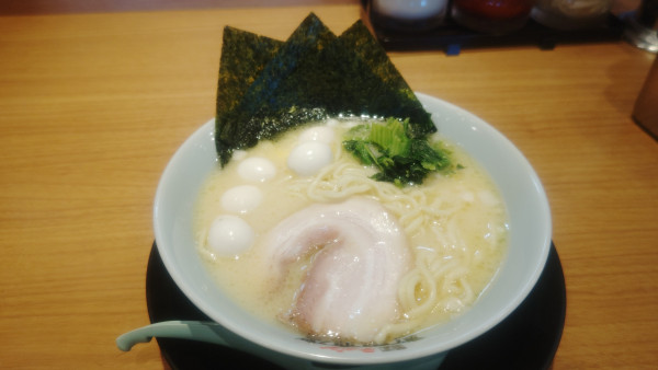 「ラーメン塩＆(ゴールドアプリ）ウズラの卵」@町田商店 武蔵村山店の写真