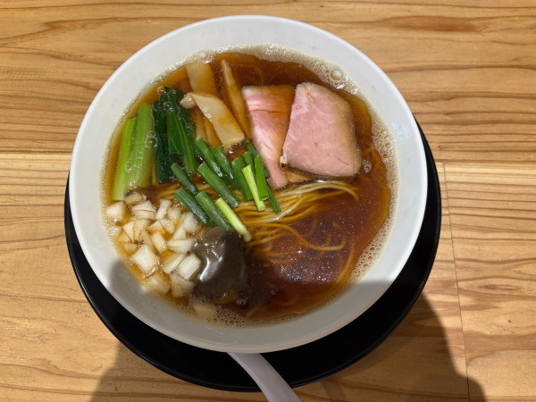 「濃いニボシラーメン醤油」@にぼしらぁ麺なの花の写真